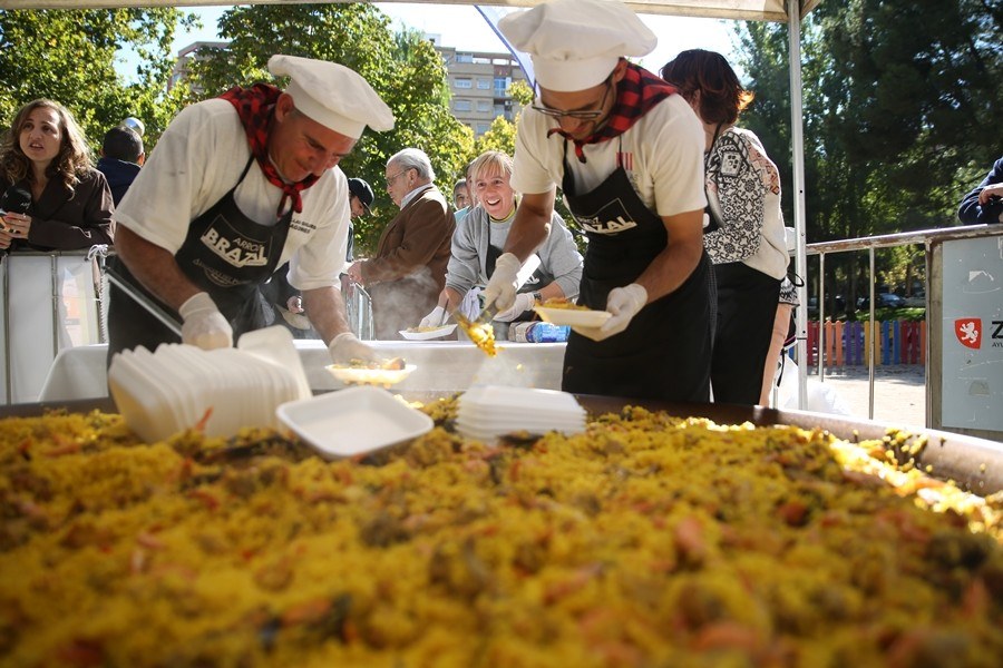 Paella para todos en el barrio de Las Delicias por las fiestas del Pilar'